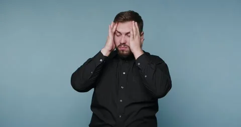 Man shows signs of stress while expressing frustration during a conversatio.. Vídeos de archivo 326798614