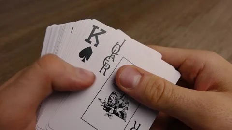 Man shuffles the deck of cards in his hands Vídeo Stock 137320921