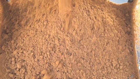 Man Sifting Roasted And Pounded Coffee Beans In Sieve For Beverage Preparing Vidéo 105400052