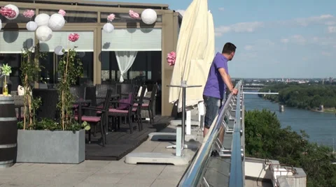 Man sightseeing in Bratislava 動画素材 39543008