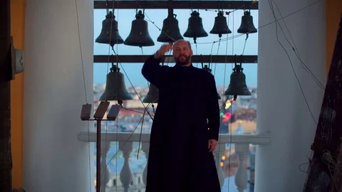 Man the sign of the cross Video stock 81704013