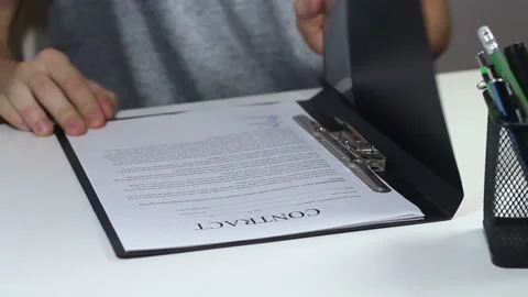 Man signs the contract 動画素材 90854279