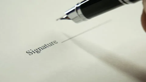 A man signs a document with an ink pen. Stock-Footage 130567469