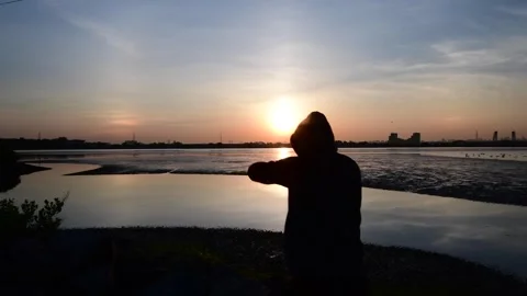 Man in silhouette shadow boxing during morning sunrise Video stock 259434299