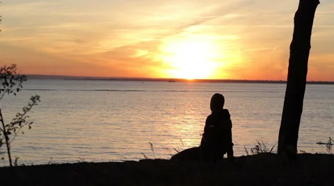 Man silhouettes at sunset a clear summer night Vidéo 53853413