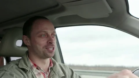 Man singing and dancing happy driving car in city Vídeos de archivo 75317985