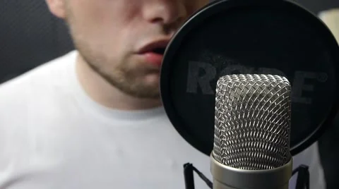Man singing into the microphone at a recording Studio Vídeos de archivo 64274889