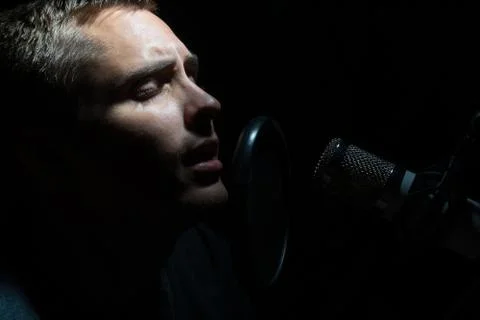 Man singing In Recording Studio with microphone Stock-Fotos
