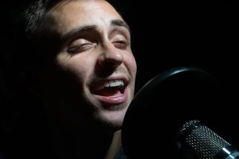 Man singing In Recording Studio with microphone Stock-Fotos