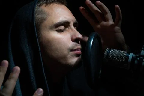 Man singing In Recording Studio with microphone Foto stock