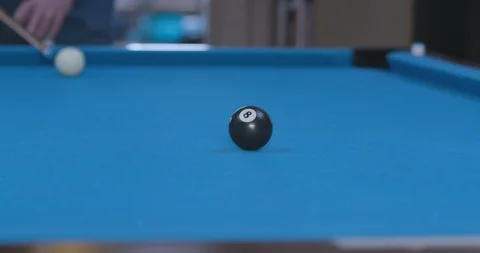Man Sinking 8 Ball in Corner Pocket on Blue Billiards Table Vidéo 88227002