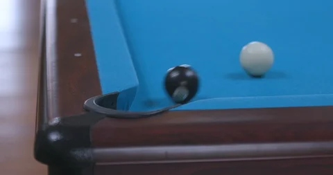 Man Sinking Final 8 Ball Shot in Corner Pocket on Blue Billiards Table Vidéo 88227267