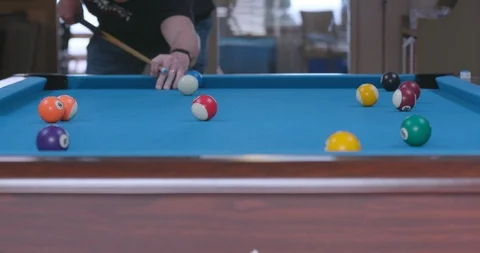 Man Sinking Pool Ball in Corner Pocket on Blue Billiards Table Vidéo 88227094