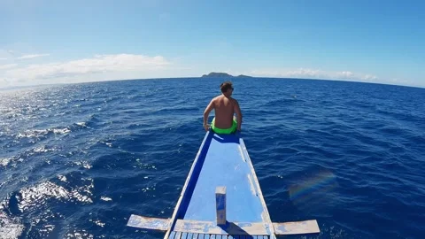 A man sits on the bow of a ship Vidéo 245268711