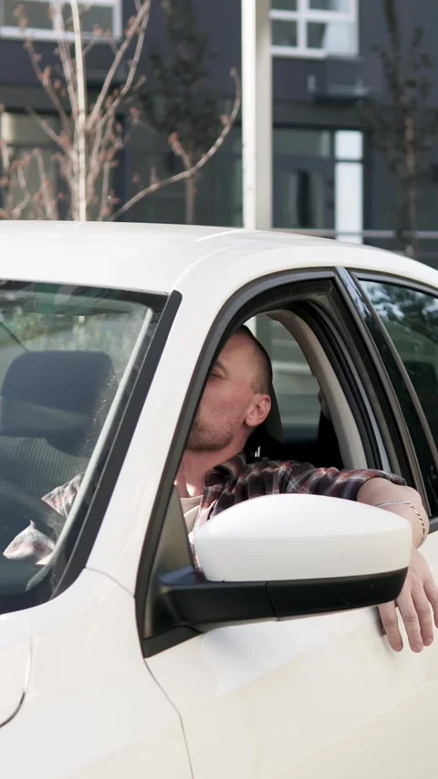 A man sits in a car and drinks alcohol. Drinking while driving, stress. Vidéo 330117923