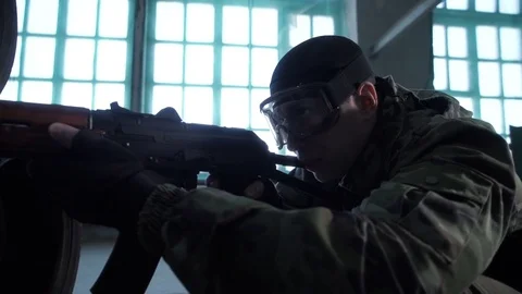 A man is sitting in ambush 库存影片 75332259