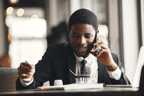 Man sitting at the computer and drinking coffee Fotos de archivo