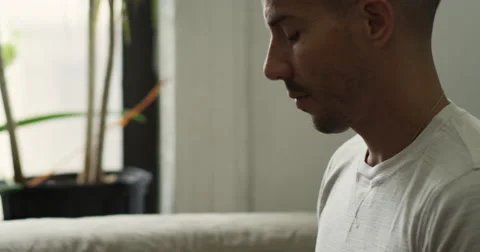 Man sitting on couch using laptop in living room Vídeo Stock 63374160