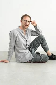Man sitting on floor Fotos Stock