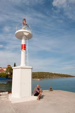 Man sitting in harbor Foto stock