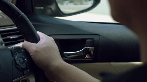 Man sitting inside the car, holding the steering wheel close-up. driver holding Vídeo Stock 336265918