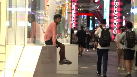 Man sitting on the ledge in Bukit Bintang Video stock 232775575