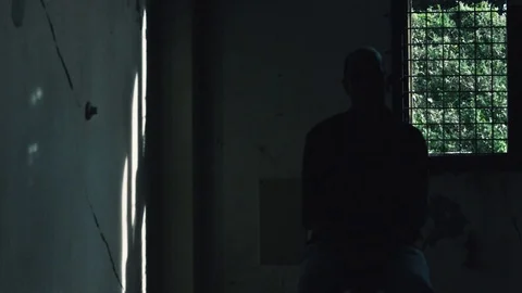 Man sitting in old room Vídeos de archivo 85843828