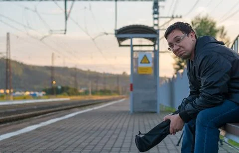 Man sitting on the street on the platform Foto stock