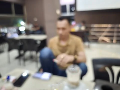 Man sitting at a table eating. Stock-Fotos