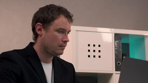 Man sitting at table working on laptop Vídeo Stock 128998318