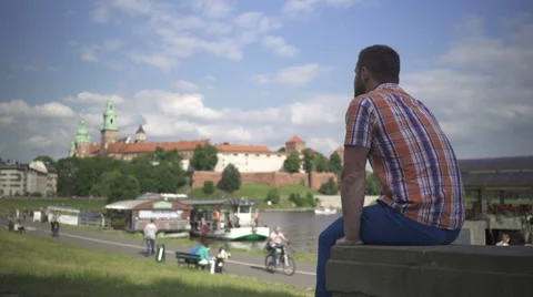 Man sitting on wall by the river Vidéo 52697243
