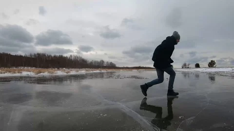 A man skates on the ice in boots. Timelaps video. 4k Video stock 122804838