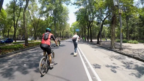 Man skating on Av. Paseo de la Reforma. Stock-Footage 114011368