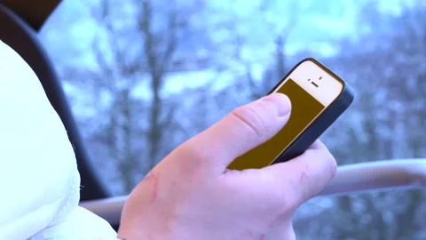 A man at a ski resort on a cable car looks at the phone in social sessions. 库存影片 133989678
