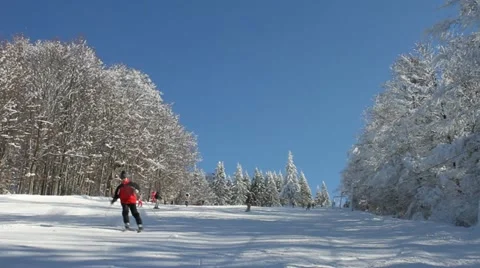 Man skiing on slope Video stock 21881101