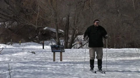 MAN SKIING towards camera Видео 40340459