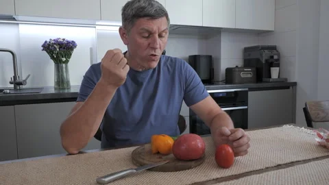 Man Skillfully Prepares Fresh Fruits in a Modern Kitchen Setting 库存影片 334804953