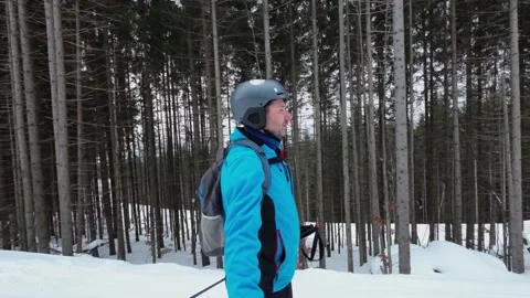 Man on skis filming himself while skiing down a city slope. Vidéo 219001013
