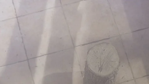 Man slams an axe Vídeo Stock 103259793