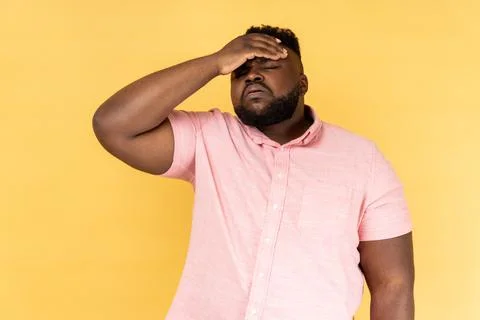 Man slapping hand on forehead, feeling sorrow regret about forgotten event, bad Foto stock