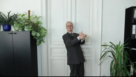 A man slaps triumphantly Vídeos de archivo 8992981