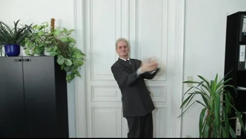 A man slaps triumphantly Vídeos de archivo 8992989