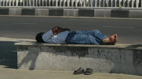 Man sleeping on a street bench Video stock 10807726