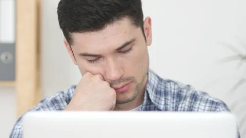 Man Sleeping at Work, Napping Foto stock