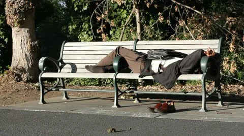 Man sleeps on bench Vídeo Stock 11467746