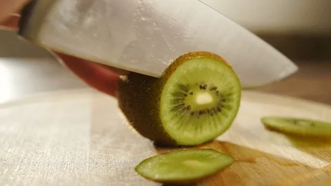 Man slicing kiwi fruit Video stock 77539864