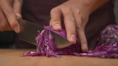 Man slicing red cabbage in slow motion Video stock 134916064
