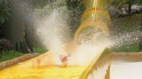 Man sliding down a waterslide in slow motion Video stock 107369795