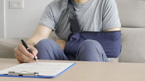 Man with sling signing Vidéo 292381115