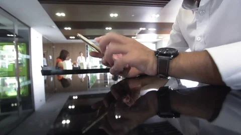 Man with smartphone. Vídeos de archivo 101139346